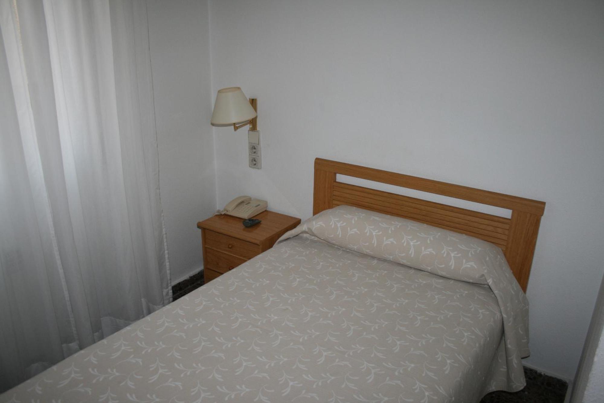 Hostal Puente De Piedra Zaragoza Room photo
