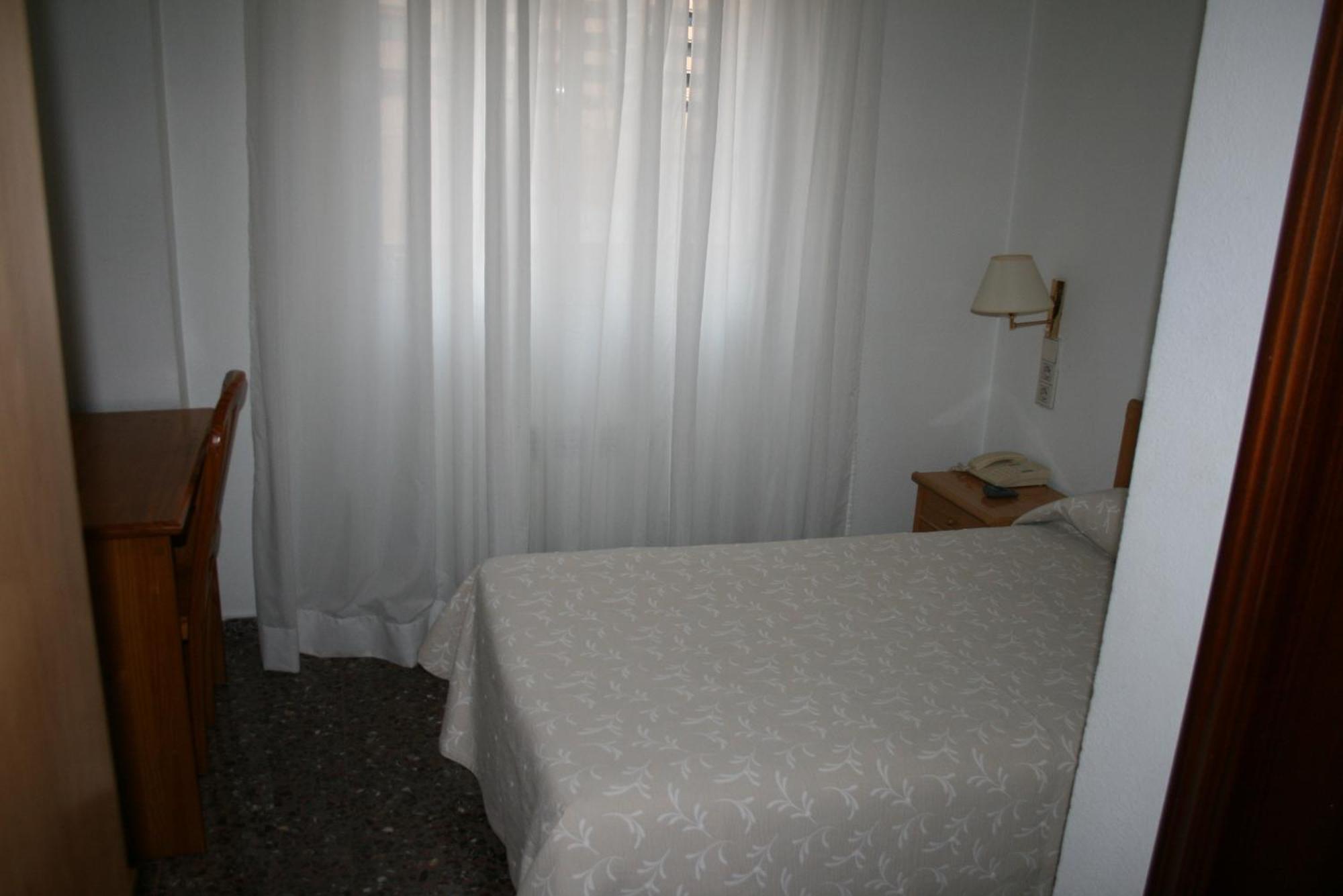 Hostal Puente De Piedra Zaragoza Room photo