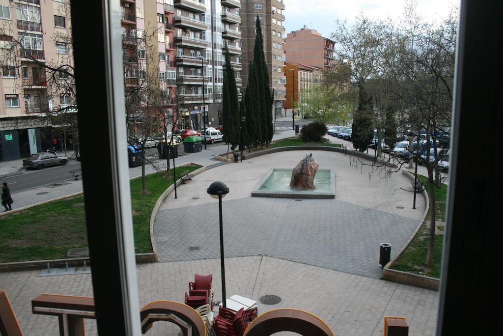 Hostal Puente De Piedra Zaragoza Room photo