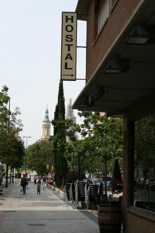 Hostal Puente De Piedra Zaragoza Exterior photo